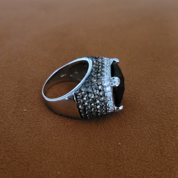 Elegant Black and Sterling Silver Women's Ring - Picture 2 of 6